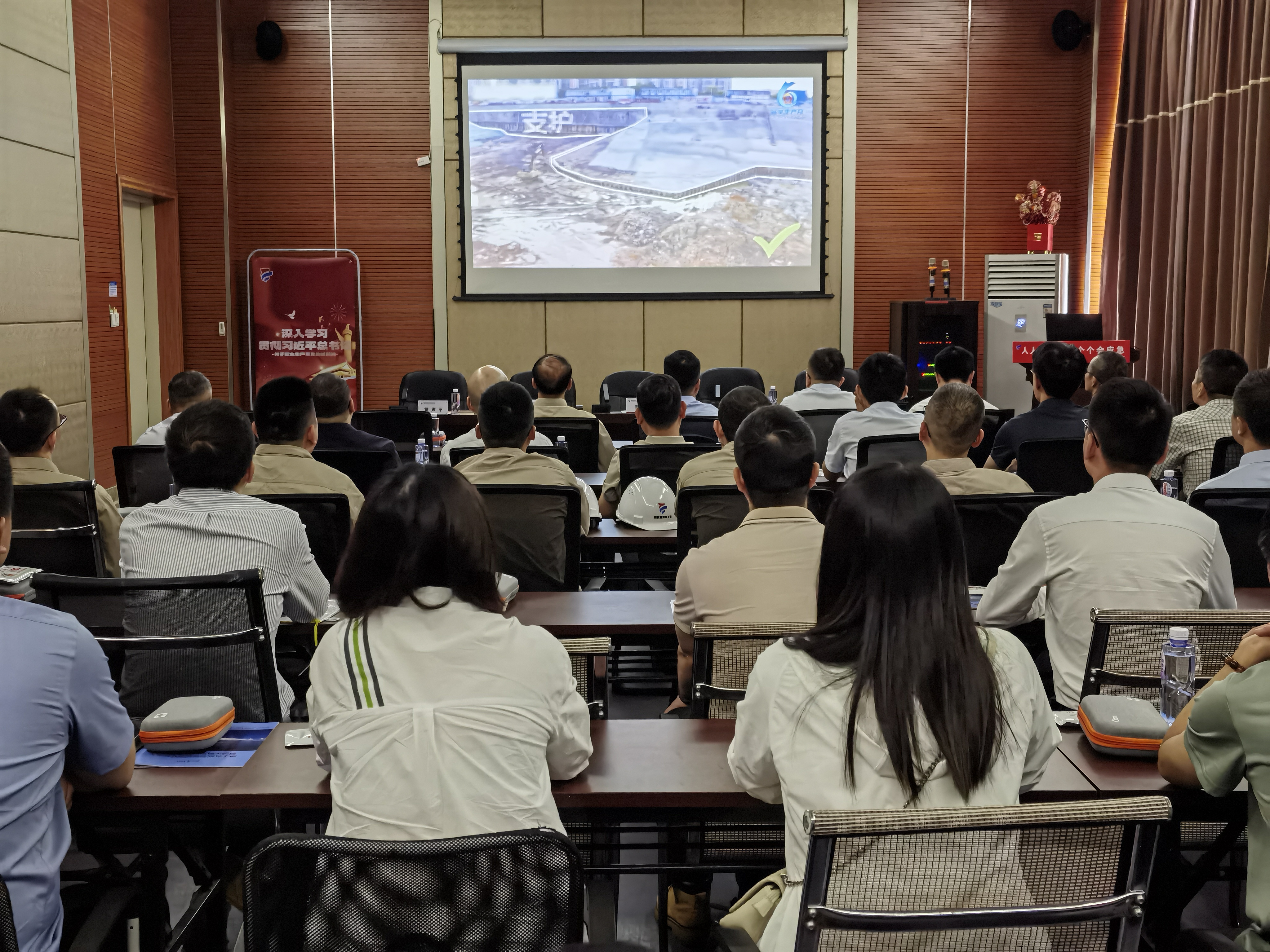 黑料吃瓜网
启动2025年“安全生产月”活动  筑牢安全防线，护航绿色发展